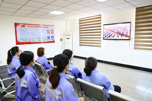 向抗疫英雄致敬!宜化集團組織收看全國抗擊新冠肺炎疫情表彰大會(圖4) 向抗疫英雄致敬!宜化集團組織收看全國抗擊新冠肺炎疫情表彰大會(圖4)