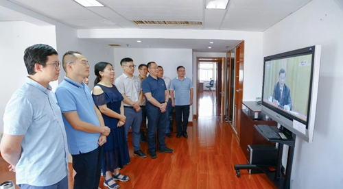 向抗疫英雄致敬!宜化集團組織收看全國抗擊新冠肺炎疫情表彰大會(圖15) 向抗疫英雄致敬!宜化集團組織收看全國抗擊新冠肺炎疫情表彰大會(圖15)