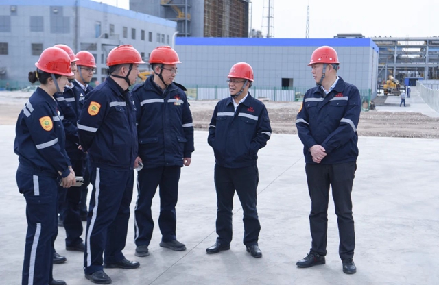 黃智華、王大真一行到新疆宜化和新疆宜化礦業(yè)現(xiàn)場調研(圖2)