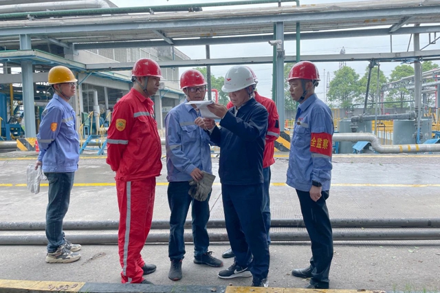 王大真到松滋肥業(yè)、楚星公司和股份公司現(xiàn)場檢查安全生產(chǎn)工作(圖1)