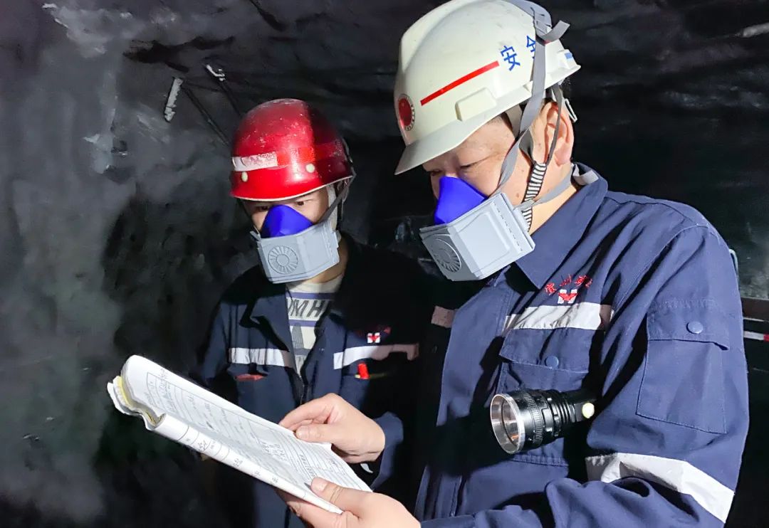 【宜化榜樣】勞動(dòng)模范譚波:扎根礦山三十載,初心不改獻(xiàn)青春(圖2) 圖片