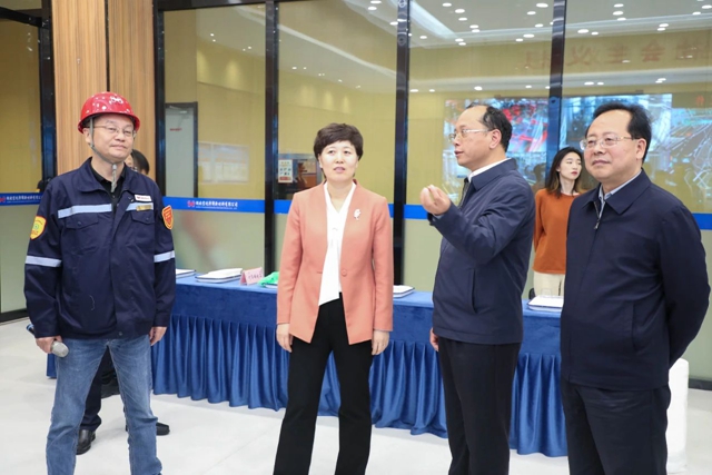 烏海市委副書記、市長崔景英一行到宜化集團(tuán)調(diào)研(圖1)