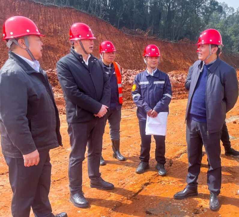 宜昌市國資委黨委書記、主任黃智華一行到楚星公司搬遷升級改造項(xiàng)目現(xiàn)場調(diào)研(圖2) 宜昌市國資委黨委書記、主任黃智華一行到楚星公司搬遷升級改造項(xiàng)目現(xiàn)場調(diào)研(圖2)