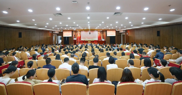 集團黨委理論學習中心組開展《國有企業管理人員處分條例》專題學習(圖1) 集團黨委理論學習中心組開展《國有企業管理人員處分條例》專題學習(圖1)