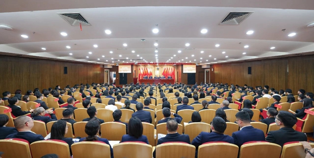 宜化集團2024年度工作總結(jié)暨技術(shù)創(chuàng)新表彰大會、七屆四次職工代表大會勝利閉幕(圖1)