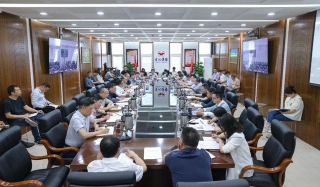 宜化集團(tuán)領(lǐng)導(dǎo)班子舉行深入貫徹中央八項(xiàng)規(guī)定精神學(xué)習(xí)教育讀書班第二次集體學(xué)習(xí)研討(圖1)